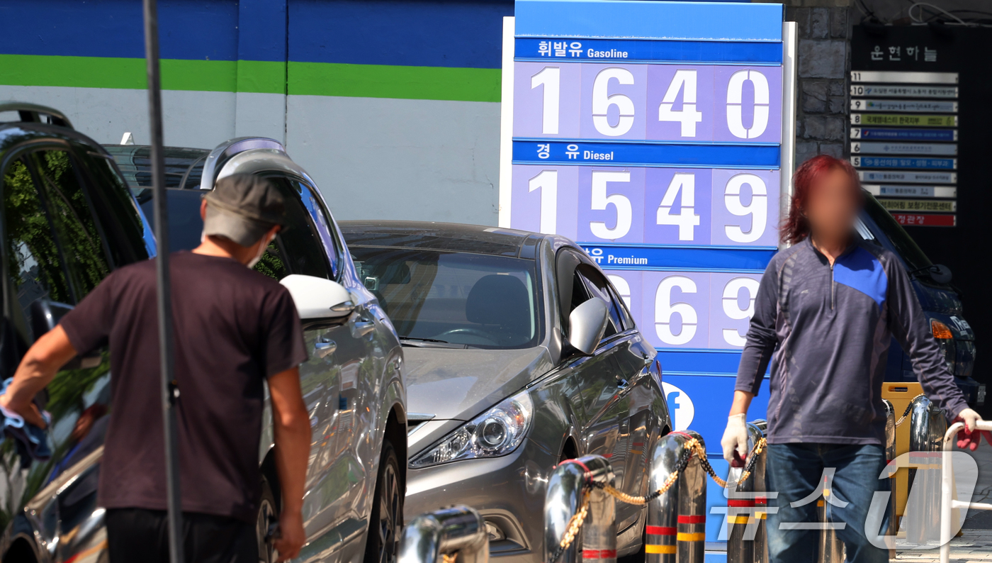 (서울=뉴스1) 김명섭 기자 = 이번 주 국내 주유소 휘발유와 경유의 주간 평균 가격이 5주 연속 하락했다.지난 14일 한국석유공사 유가정보시스템 오피넷에 따르면 6월 둘째 주(8 …