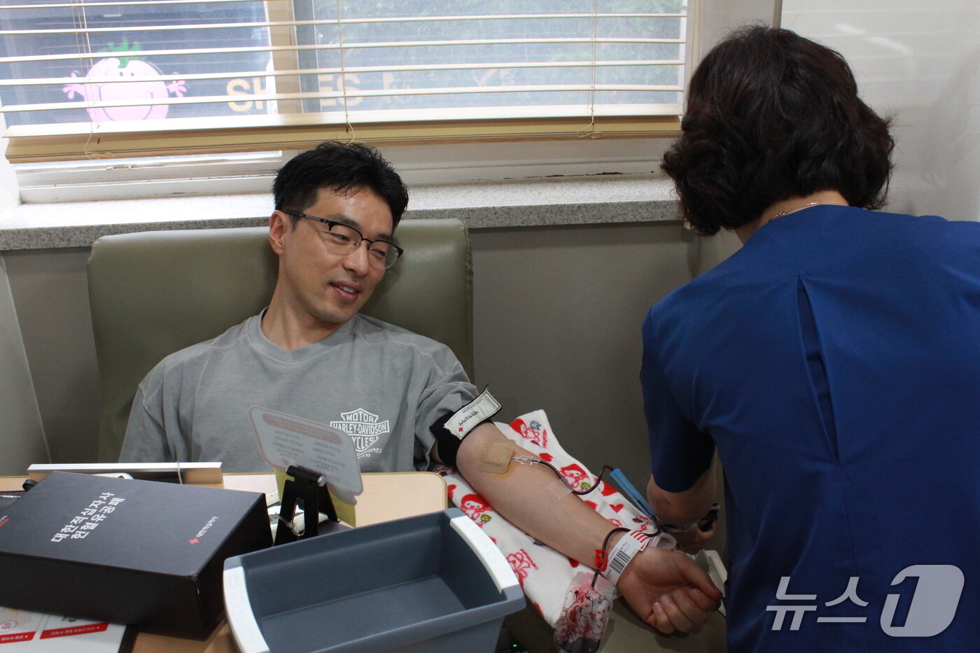 본문 이미지 - 119번째 헌혈을 하고 있는 황정택 소방위. 2025.6.15/뉴스1 신준수 기자 