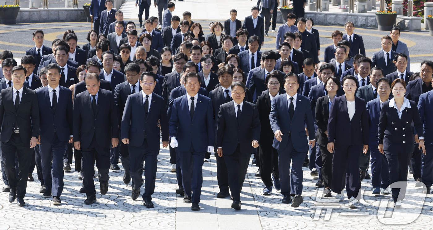 (광주=뉴스1) 김태성 기자 = 정청래 더불어민주당 의원이 15일 이재명 대통령 당선 국민감사투어로 광주시 북구 국립5.18민주묘역을 찾아 강기정 광주시장, 김영록 전남지사, 이개 …