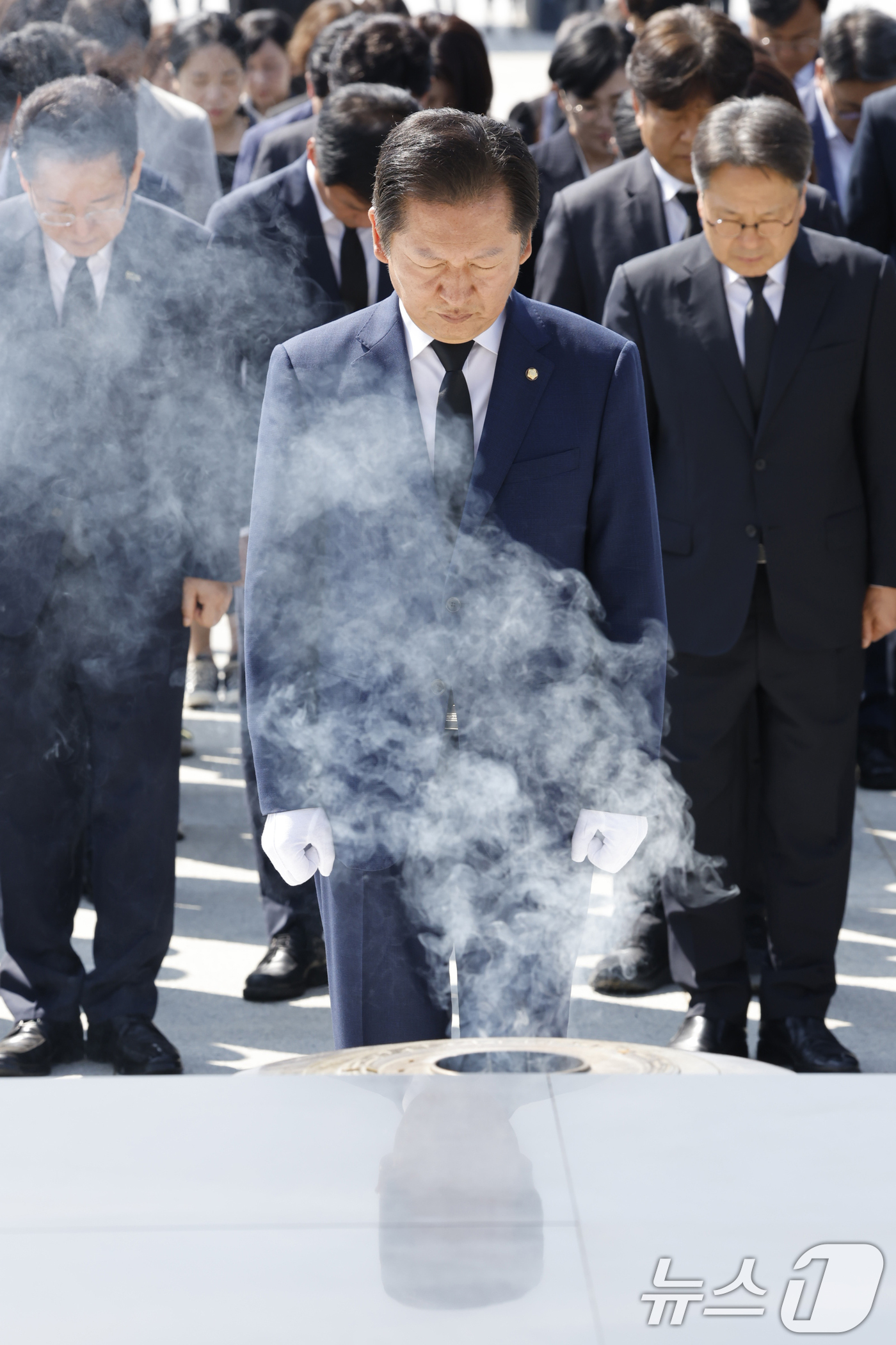 (광주=뉴스1) 김태성 기자 = 정청래 더불어민주당 의원이 15일 이재명 대통령 당선 국민감사투어로 광주시 북구 국립5.18민주묘역을 찾아 참배하고 있다. 2025.6.15/뉴스1 …