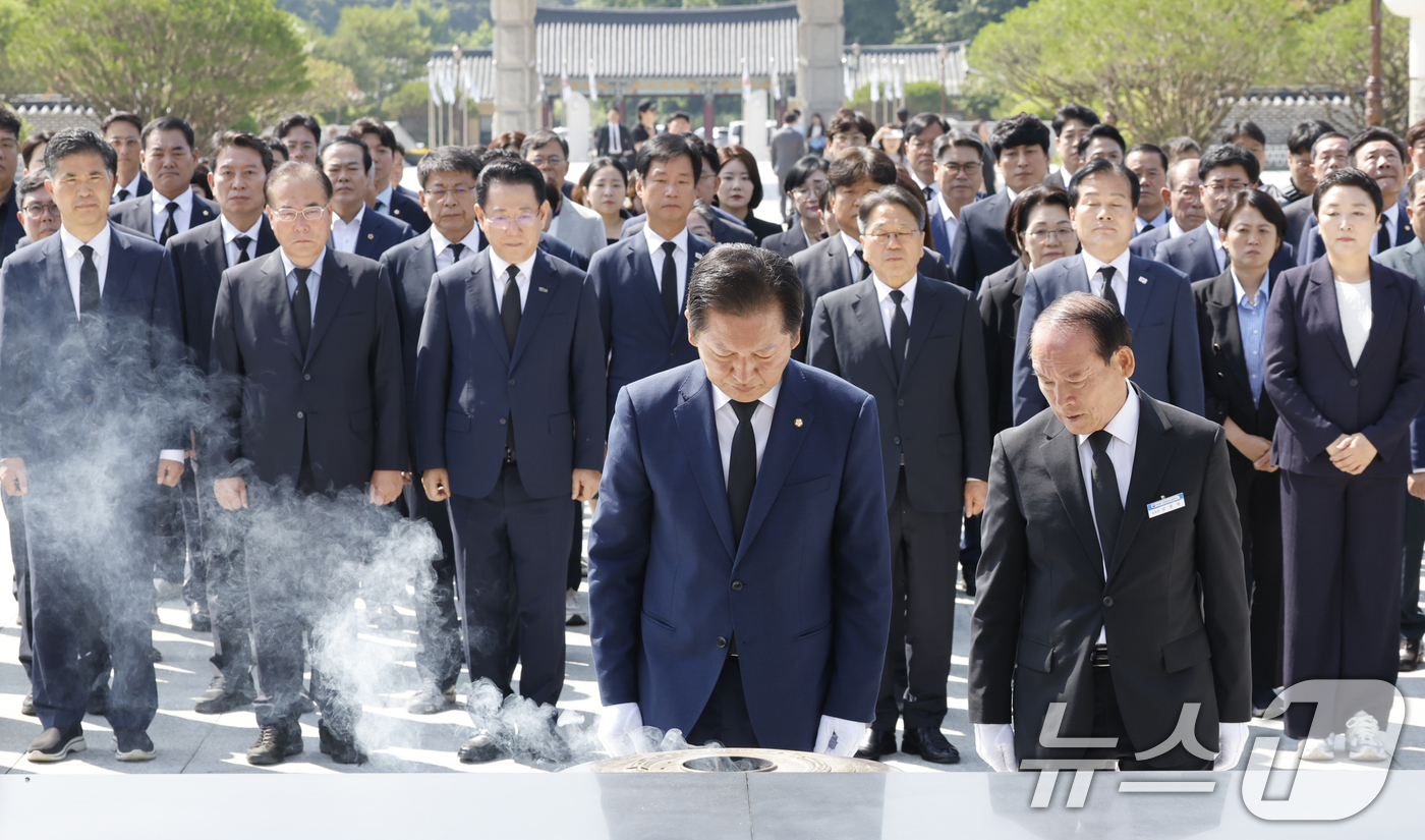 (광주=뉴스1) 김태성 기자 = 정청래 더불어민주당 의원이 15일 이재명 대통령 당선 국민감사투어로 광주시 북구 국립5.18민주묘역을 찾아 강기정 광주시장, 김영록 전남지사, 이개 …
