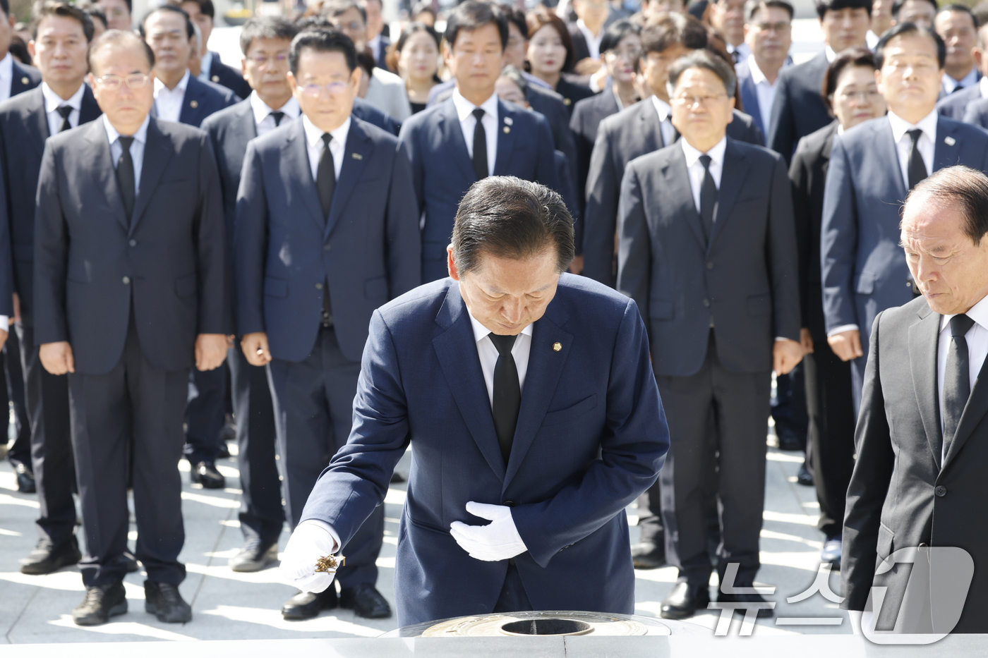 (광주=뉴스1) 김태성 기자 = 정청래 더불어민주당 의원이 15일 이재명 대통령 당선 국민감사투어로 광주시 북구 국립5.18민주묘역을 찾아 강기정 광주시장, 김영록 전남지사, 이개 …