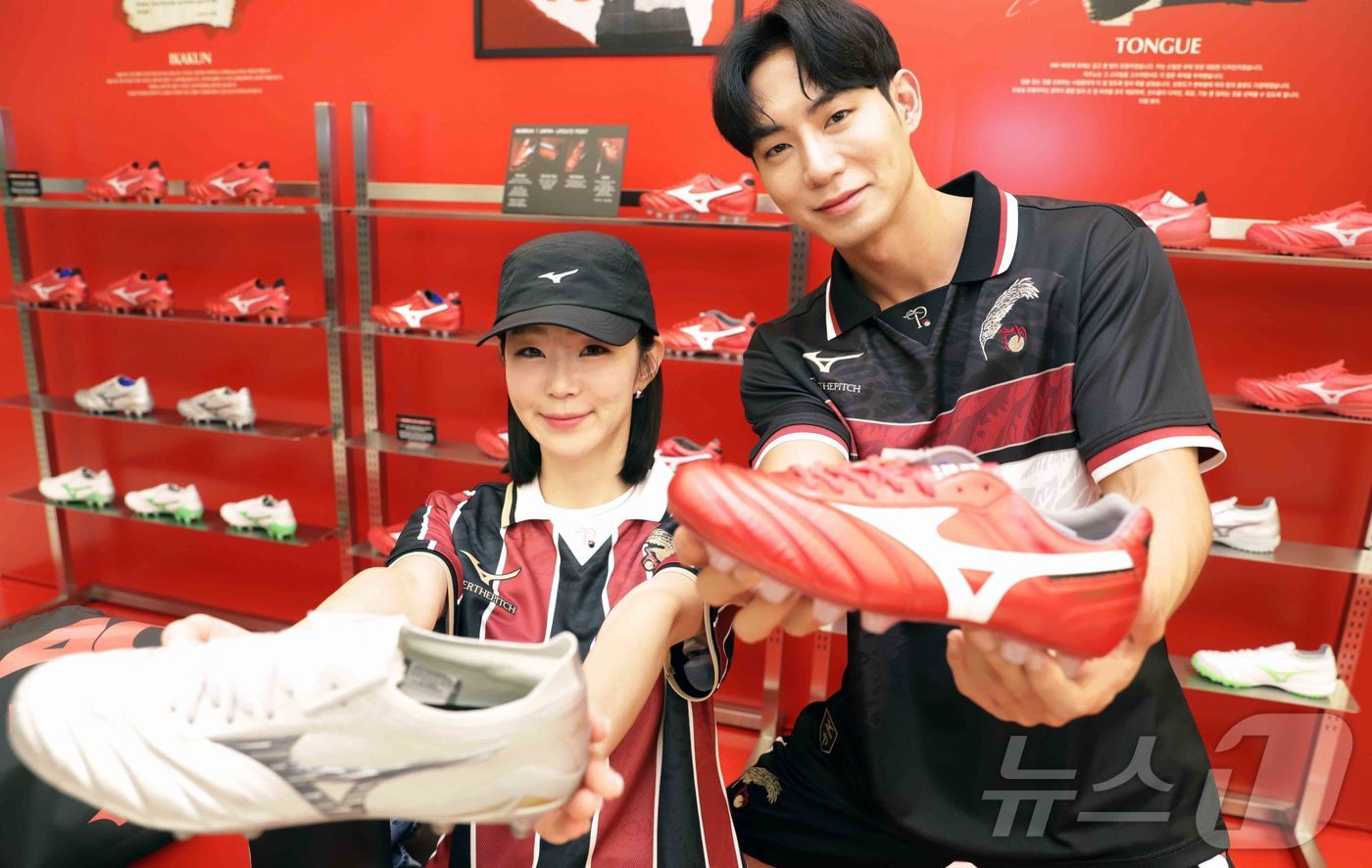 (서울=뉴스1) = 신세계백화점이 글로벌 스포츠 브랜드 '미즈노'의 대표 축구화 '모렐리아'의 40주년을 기념하는 팝업스토어를 오는 26일까지 강남점 8층 브릿지에서 선보인다고 1 …