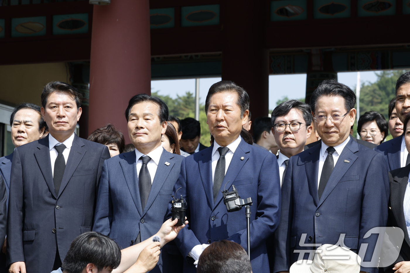 (광주=뉴스1) 김태성 기자 = 정청래 더불어민주당 의원이 15일 이재명 대통령 당선 국민감사투어로 광주시 북구 국립5.18민주묘역을 찾아 강기정 광주시장, 김영록 전남지사, 조인 …