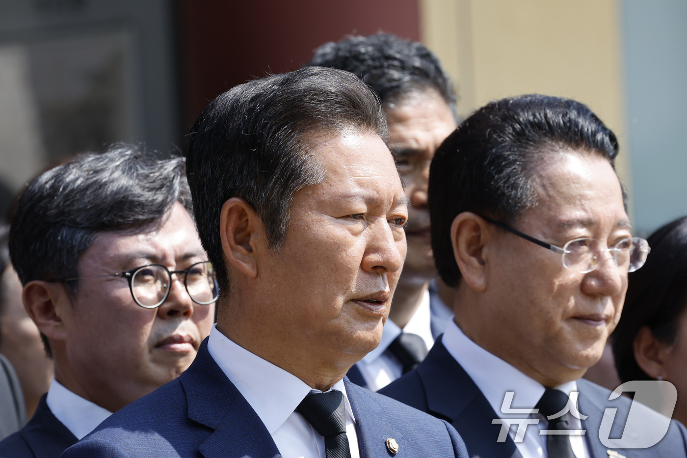 (광주=뉴스1) 김태성 기자 = 정청래 더불어민주당 의원이 15일 이재명 대통령 당선 국민감사투어로 광주시 북구 국립5.18민주묘역을 찾아 강기정 광주시장, 김영록 전남지사, 이개 …