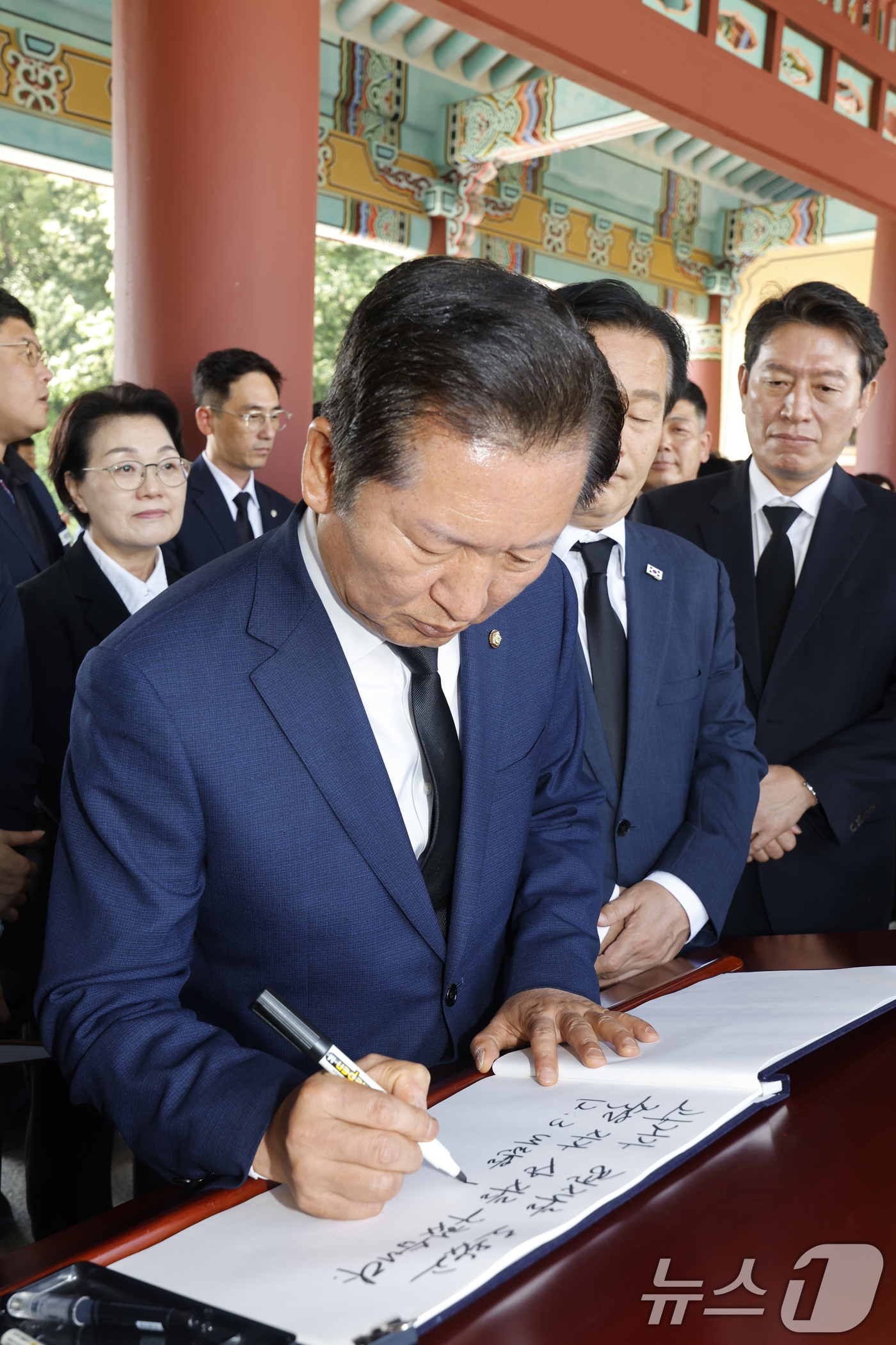 (광주=뉴스1) 김태성 기자 = 정청래 더불어민주당 의원이 15일 이재명 대통령 당선 국민감사투어로 광주시 북구 국립5.18민주묘역을 찾아 참배 후 방명록을 쓰고 있다. 2025. …