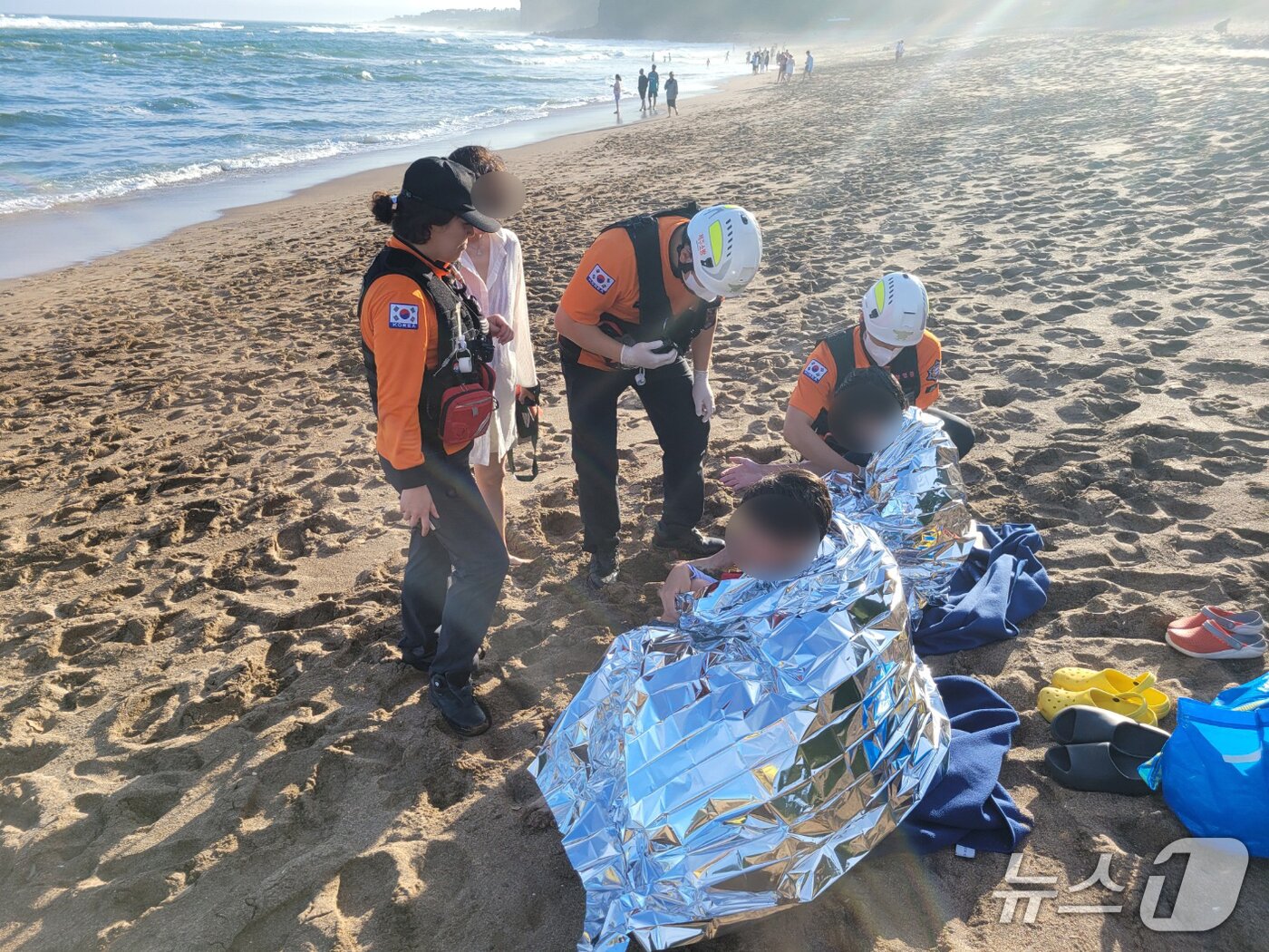 본문 이미지 - 14일 오후 제주 중문해수욕장에서 구조된 10대 2명이 소방대원들의 처치를 받고 있다.&#40;제주소방안전본부 제공. 재판매 및 DB 금지&#41;