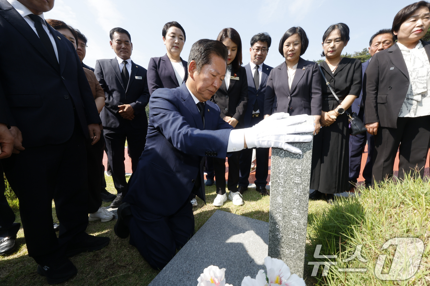 (광주=뉴스1) 김태성 기자 = 정청래 더불어민주당 의원이 15일 이재명 대통령 당선 국민감사투어로 광주시 북구 국립5.18민주묘역 무명열사묘 앞에서 무릎꿇고 비를 만지고 있다. …