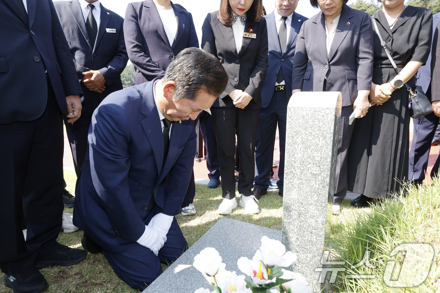 (광주=뉴스1) 김태성 기자 = 정청래 더불어민주당 의원이 15일 이재명 대통령 당선 국민감사투어로 광주시 북구 국립5.18민주묘역 무명열사묘 앞에서 머리를 숙여 절을 하고 있다. …