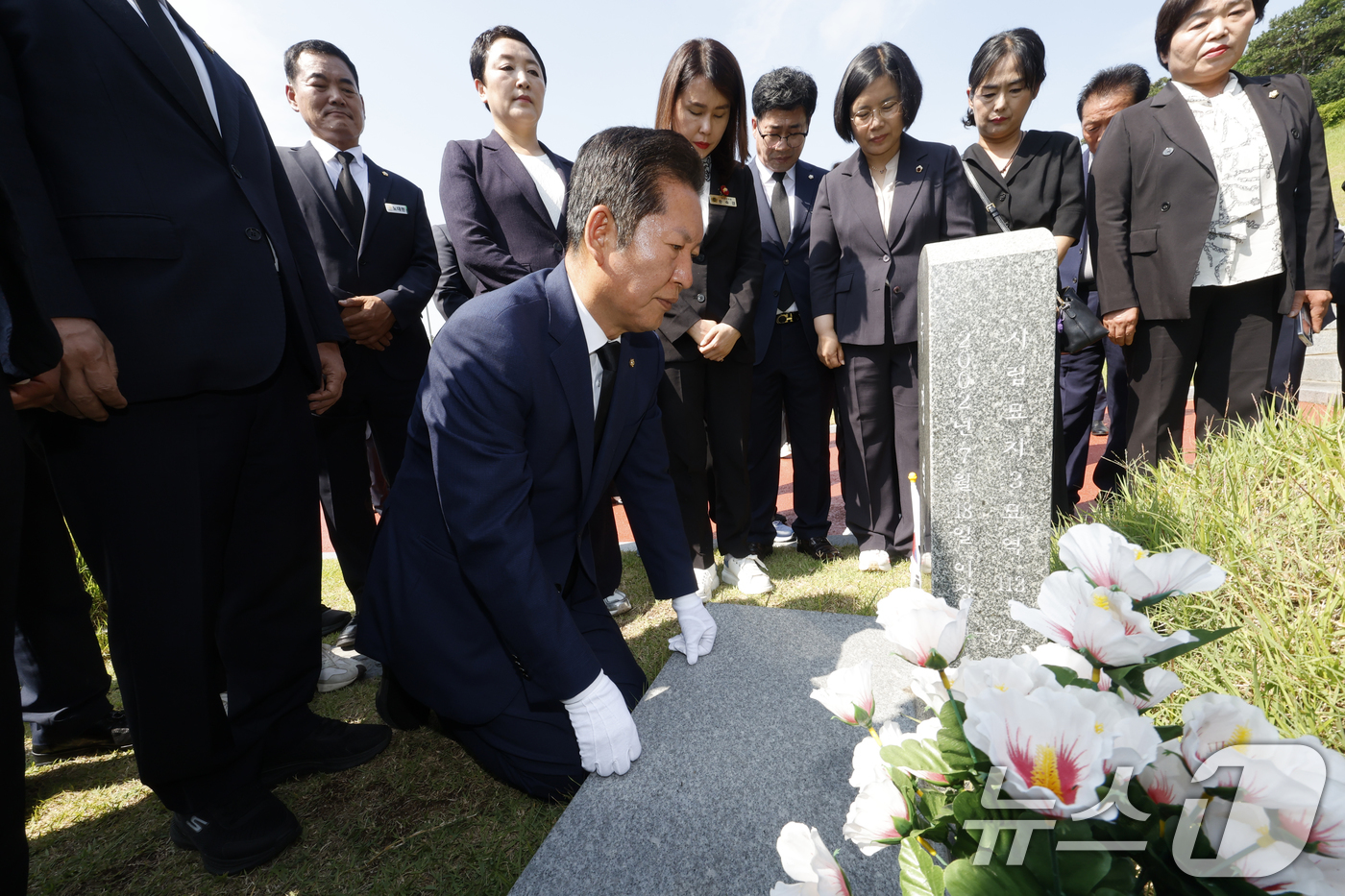 (광주=뉴스1) 김태성 기자 = 정청래 더불어민주당 의원이 15일 이재명 대통령 당선 국민감사투어로 광주시 북구 국립5.18민주묘역 무명열사묘 앞에서 무릎꿇고 절을 하고 있다. 2 …