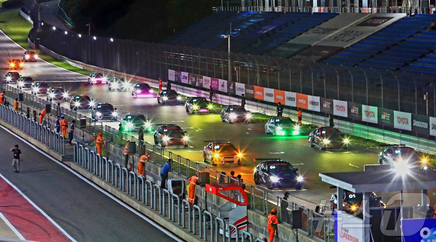 (인제=뉴스1) 이종재 기자 = 2025 오네 슈퍼레이스 챔피언십이 지난 14일 밤 강원 인제군 기린면 인제스피디움에서 열렸다. 사진은 올 여름 시즌 첫 진행된 나이트 레이스 모습 …