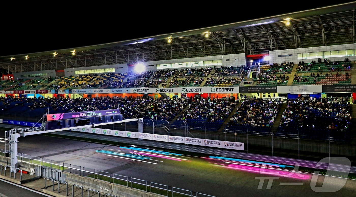 (인제=뉴스1) 이종재 기자 = 2025 오네 슈퍼레이스 챔피언십이 지난 14일 밤 강원 인제군 기린면 인제스피디움에서 열렸다. 사진은 올 여름 시즌 첫 진행된 나이트 레이스 모습 …