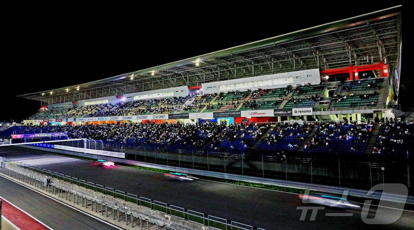 (인제=뉴스1) 이종재 기자 = 2025 오네 슈퍼레이스 챔피언십이 지난 14일 밤 강원 인제군 기린면 인제스피디움에서 열렸다. 사진은 올 여름 시즌 첫 진행된 나이트 레이스 모습 …