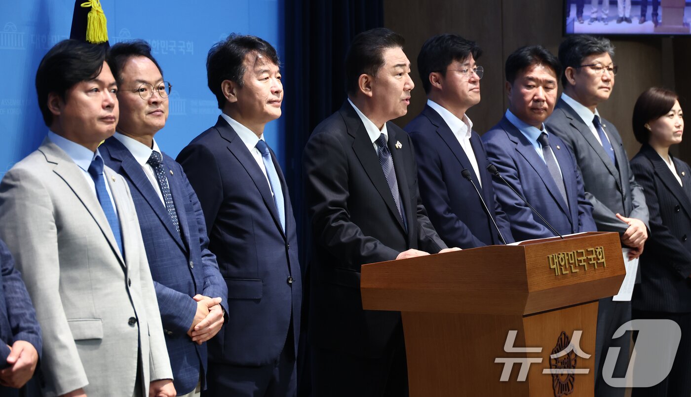 본문 이미지 - 김병기 더불어민주당 신임 원내대표가 15일 오전 서울 여의도 국회 소통관에서 원내대표단 인선발표를 하고 있다. 왼쪽부터 김현정 대변인, 허영 정책수석, 문진석 운영수석, 김 원내대표, 박상혁 소통수석, 이기헌 비서실장, 김남근 민생부대표, 백승아 대변인. 2025.6.15/뉴스1 ⓒ News1 김민지 기자