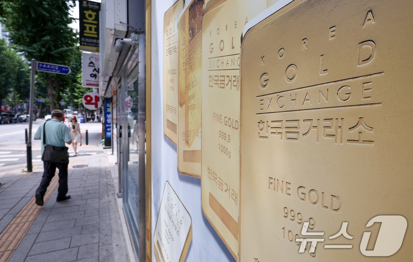 (서울=뉴스1) 김성진 기자 = 이스라엘의 이란 핵시설 공습과 이에 대한 이란의 미사일 보복이 이어지면서 금값이 사상 최고치에 근접했다.뉴욕 상업거래소에서 금 선물 근월물 가격은 …