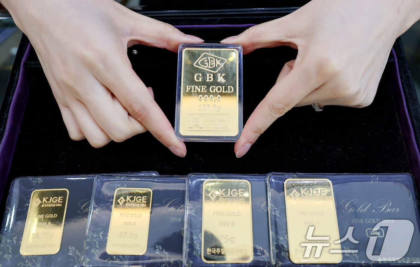 (서울=뉴스1) 김성진 기자 = 이스라엘의 이란 핵시설 공습과 이에 대한 이란의 미사일 보복이 이어지면서 금값이 사상 최고치에 근접했다.뉴욕 상업거래소에서 금 선물 근월물 가격은 …