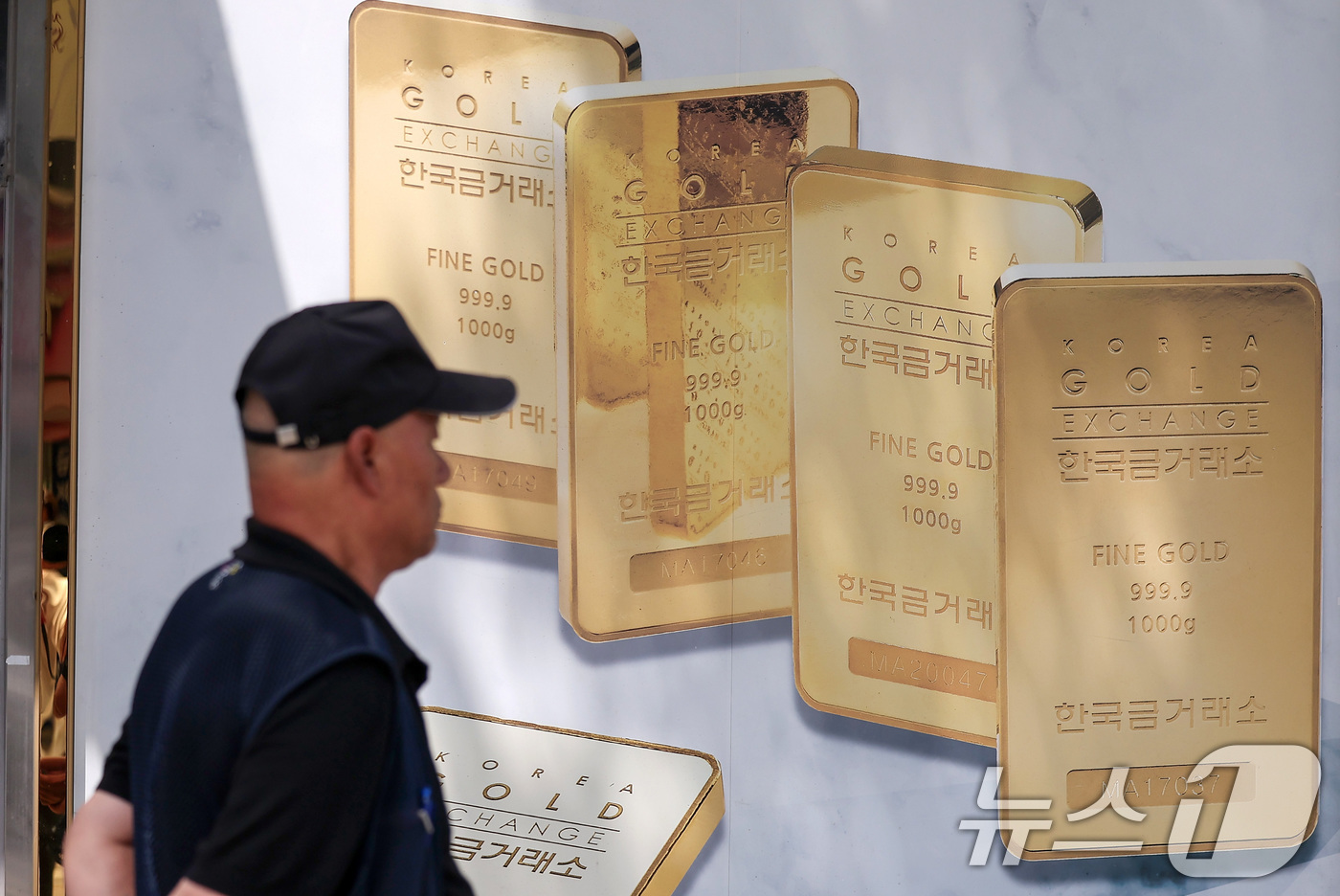 (서울=뉴스1) 김성진 기자 = 이스라엘의 이란 핵시설 공습과 이에 대한 이란의 미사일 보복이 이어지면서 금값이 사상 최고치에 근접했다.뉴욕 상업거래소에서 금 선물 근월물 가격은 …