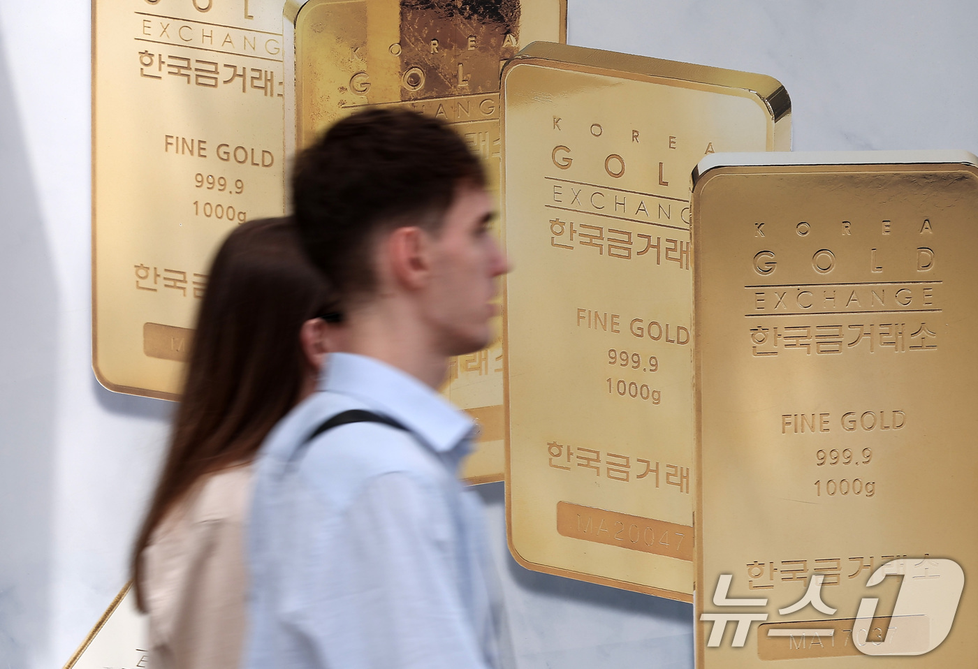 (서울=뉴스1) 김성진 기자 = 이스라엘의 이란 핵시설 공습과 이에 대한 이란의 미사일 보복이 이어지면서 금값이 사상 최고치에 근접했다.뉴욕 상업거래소에서 금 선물 근월물 가격은 …