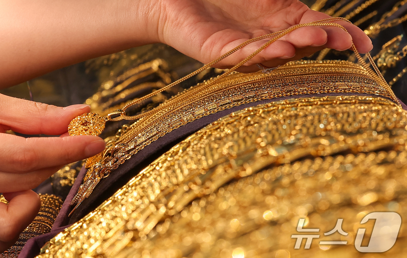 (서울=뉴스1) 김성진 기자 = 이스라엘의 이란 핵시설 공습과 이에 대한 이란의 미사일 보복이 이어지면서 금값이 사상 최고치에 근접했다.뉴욕 상업거래소에서 금 선물 근월물 가격은 …