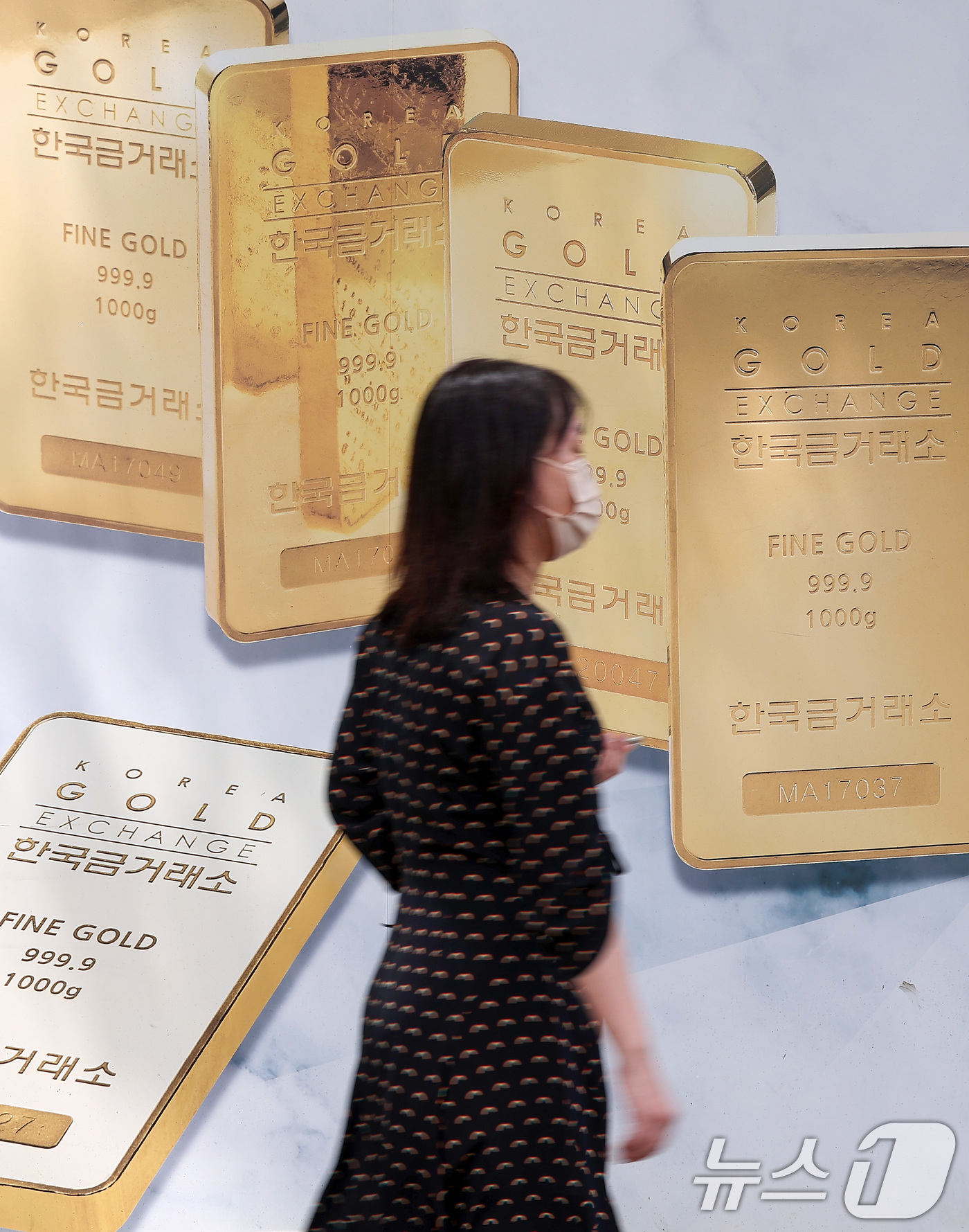 (서울=뉴스1) 김성진 기자 = 이스라엘의 이란 핵시설 공습과 이에 대한 이란의 미사일 보복이 이어지면서 금값이 사상 최고치에 근접했다.뉴욕 상업거래소에서 금 선물 근월물 가격은 …