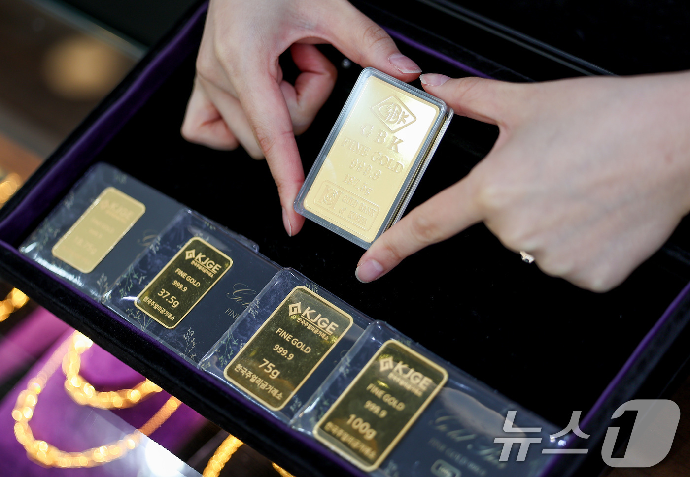 (서울=뉴스1) 김성진 기자 = 이스라엘의 이란 핵시설 공습과 이에 대한 이란의 미사일 보복이 이어지면서 금값이 사상 최고치에 근접했다.뉴욕 상업거래소에서 금 선물 근월물 가격은 …