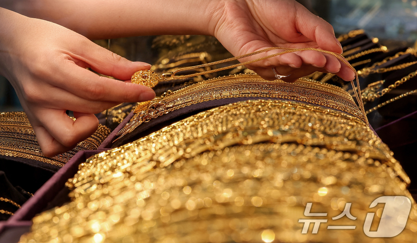 (서울=뉴스1) 김성진 기자 = 이스라엘의 이란 핵시설 공습과 이에 대한 이란의 미사일 보복이 이어지면서 금값이 사상 최고치에 근접했다.뉴욕 상업거래소에서 금 선물 근월물 가격은 …