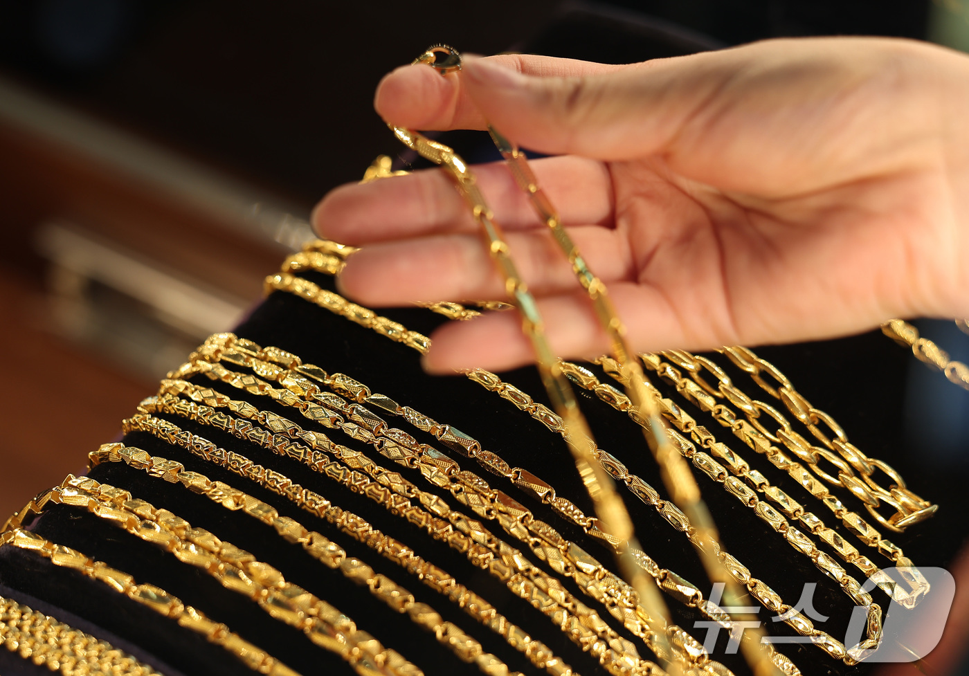 (서울=뉴스1) 김성진 기자 = 이스라엘의 이란 핵시설 공습과 이에 대한 이란의 미사일 보복이 이어지면서 금값이 사상 최고치에 근접했다.뉴욕 상업거래소에서 금 선물 근월물 가격은 …