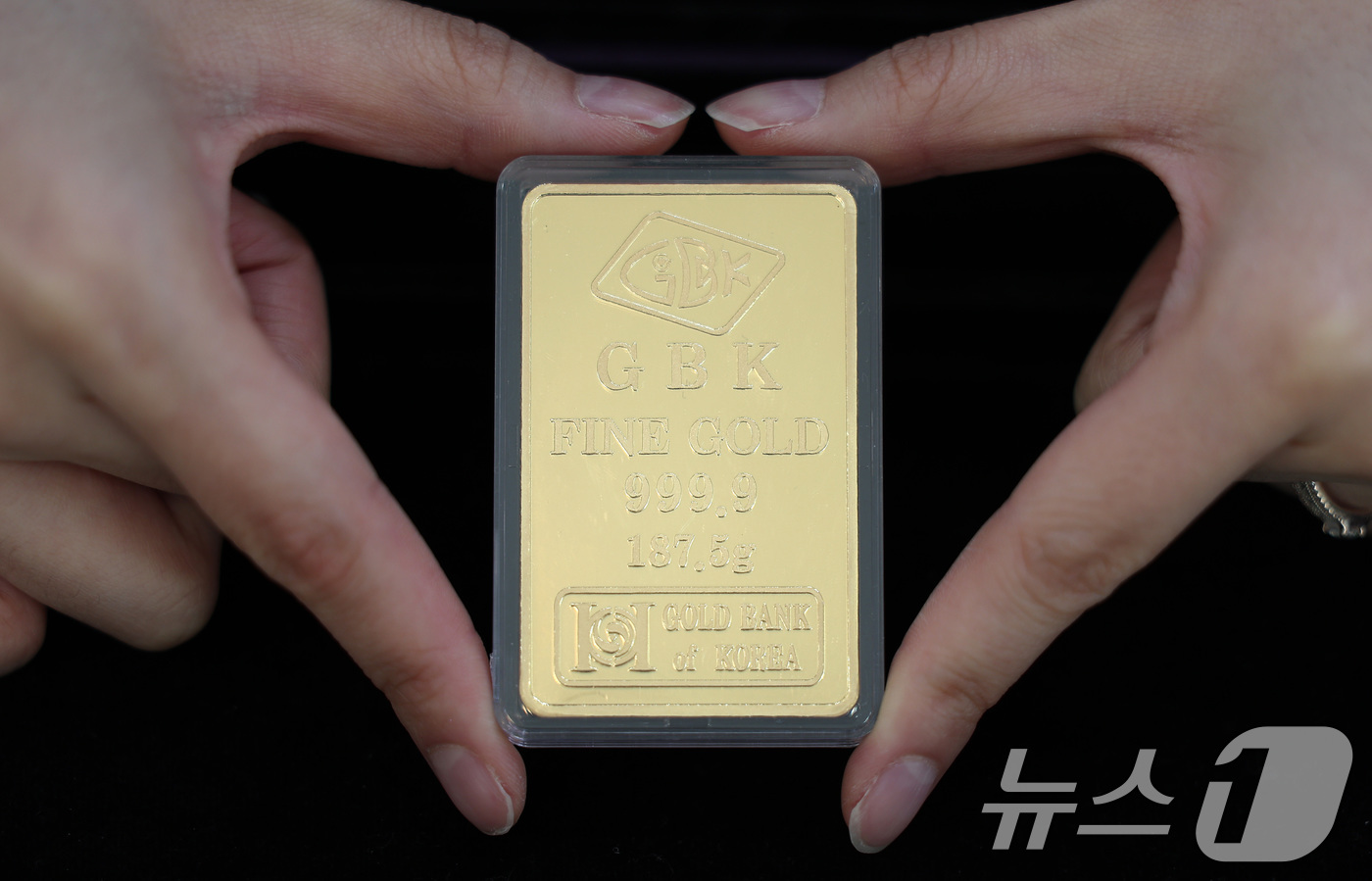 (서울=뉴스1) 김성진 기자 = 이스라엘의 이란 핵시설 공습과 이에 대한 이란의 미사일 보복이 이어지면서 금값이 사상 최고치에 근접했다.뉴욕 상업거래소에서 금 선물 근월물 가격은 …