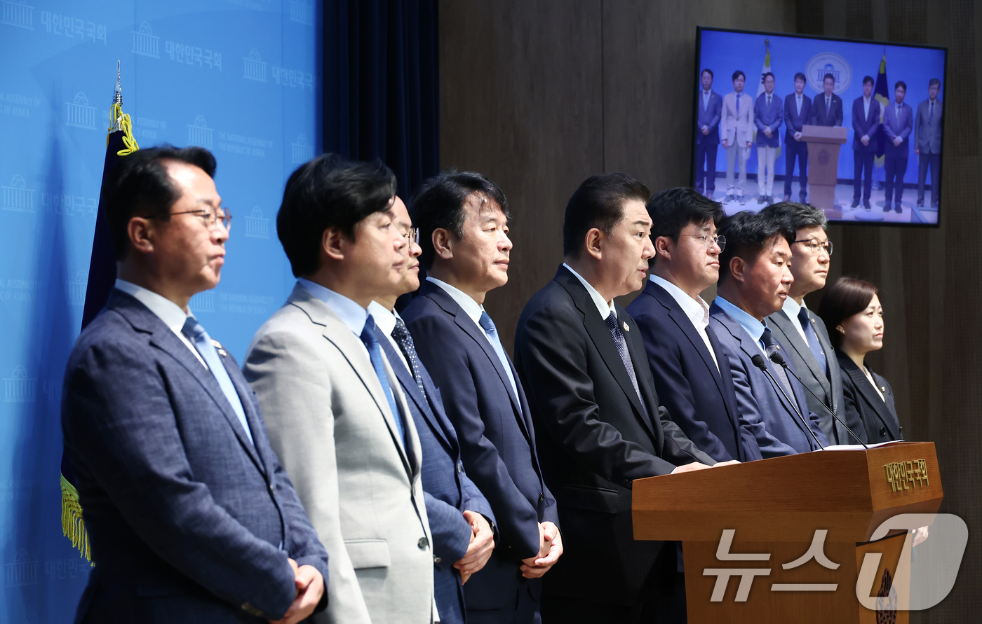 (서울=뉴스1) 김민지 기자 = 김병기 더불어민주당 신임 원내대표가 15일 오전 서울 여의도 국회 소통관에서 원내대표단 인선발표를 하고 있다.왼쪽부터 문금주·김현정 대변인, 허영 …