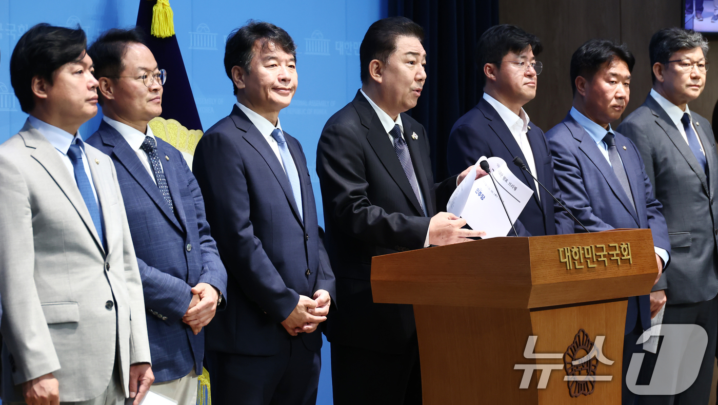 (서울=뉴스1) 김민지 기자 = 김병기 더불어민주당 신임 원내대표가 15일 오전 서울 여의도 국회 소통관에서 원내대표단 인선발표를 하고 있다.왼쪽부터 김현정 대변인, 허영 정책수석 …