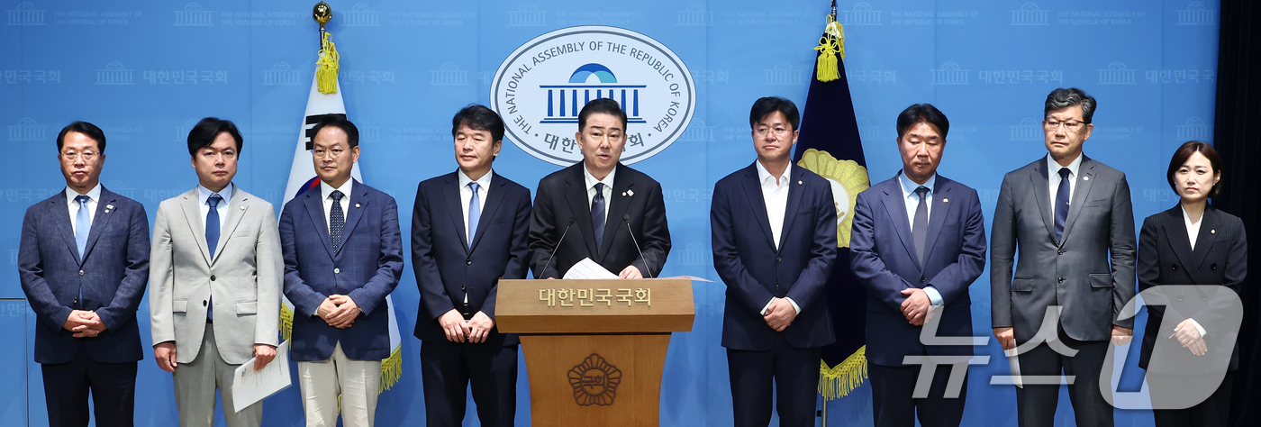 (서울=뉴스1) 김민지 기자 = 김병기 더불어민주당 신임 원내대표가 15일 오전 서울 여의도 국회 소통관에서 원내대표단 인선발표를 하고 있다.왼쪽부터 문금주·김현정 대변인, 허영 …