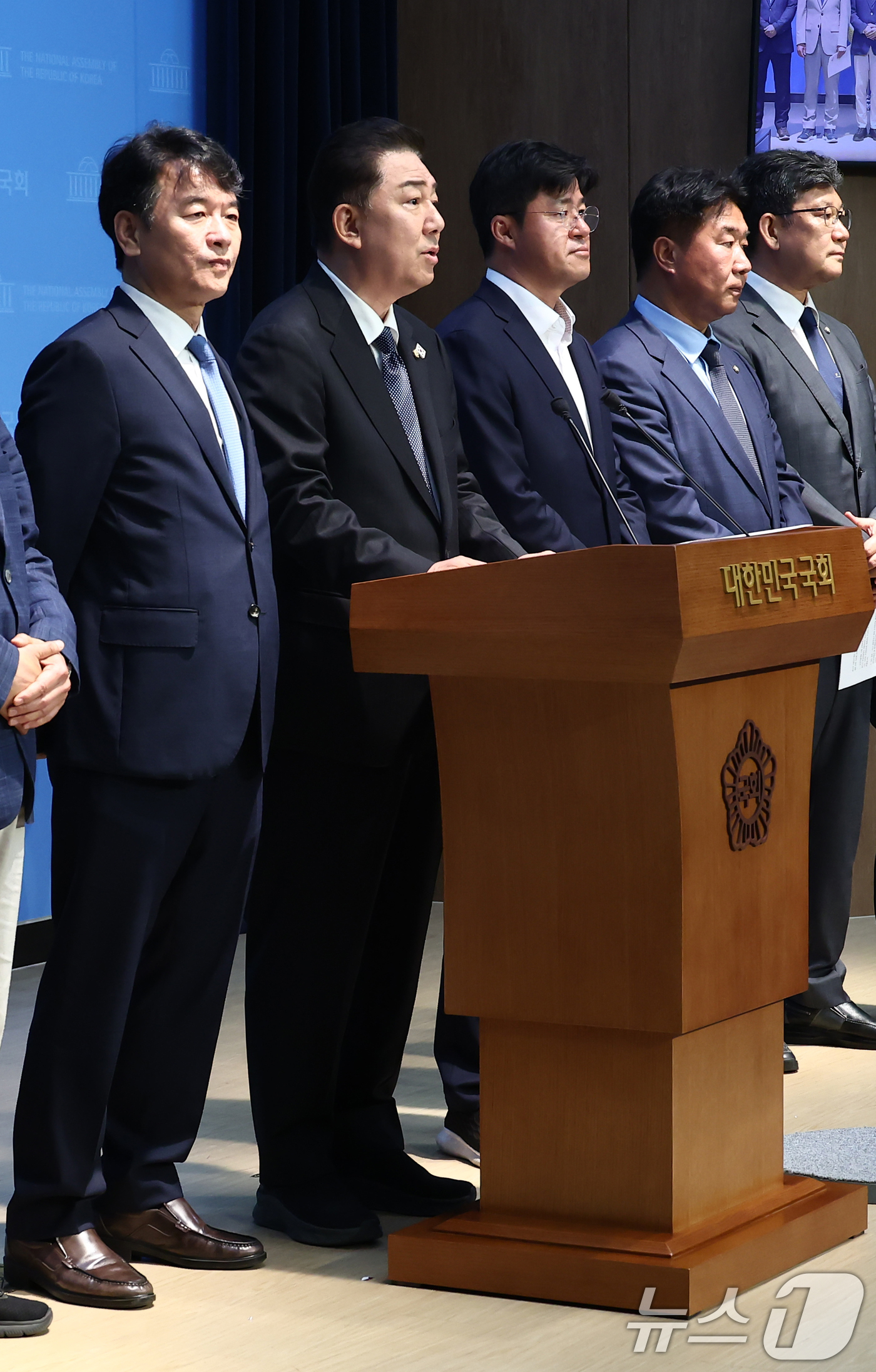 (서울=뉴스1) 김민지 기자 = 김병기 더불어민주당 신임 원내대표가 15일 오전 서울 여의도 국회 소통관에서 원내대표단 인선발표를 하고 있다.왼쪽부터 문진석 운영수석, 김 원내대표 …