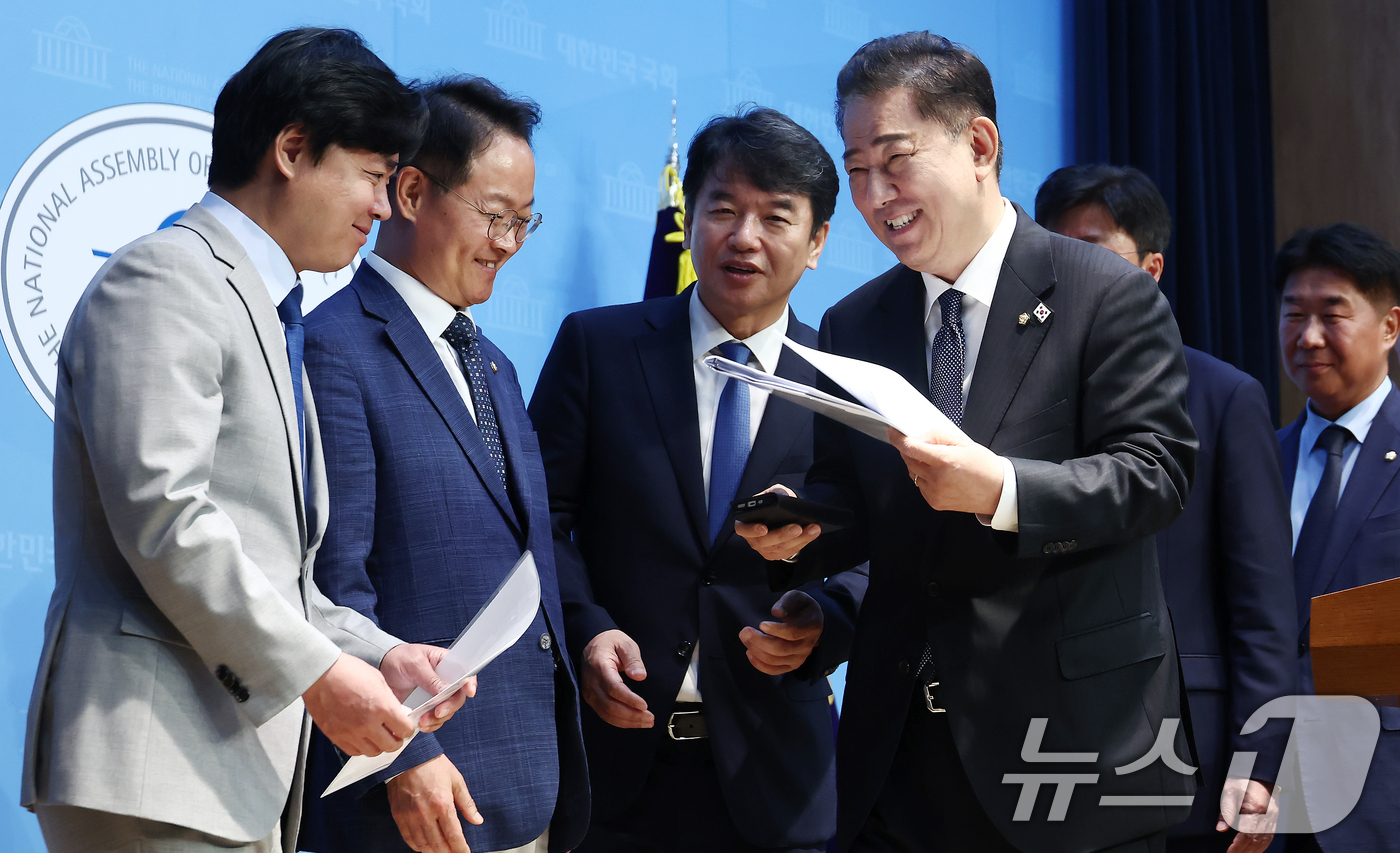 (서울=뉴스1) 김민지 기자 = 김병기 더불어민주당 신임 원내대표가 15일 오전 서울 여의도 국회 소통관에서 원내대표단 인선발표를 하고 있다.왼쪽부터 김현정 대변인, 허영 정책수석 …