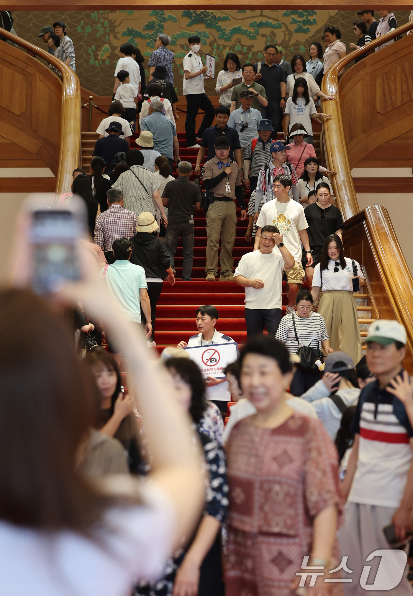 (서울=뉴스1) 이동해 기자 = 15일 서울 종로구 청와대 본관 내부가 관람객들로 붐비고 있다. 2025.6.15/뉴스1