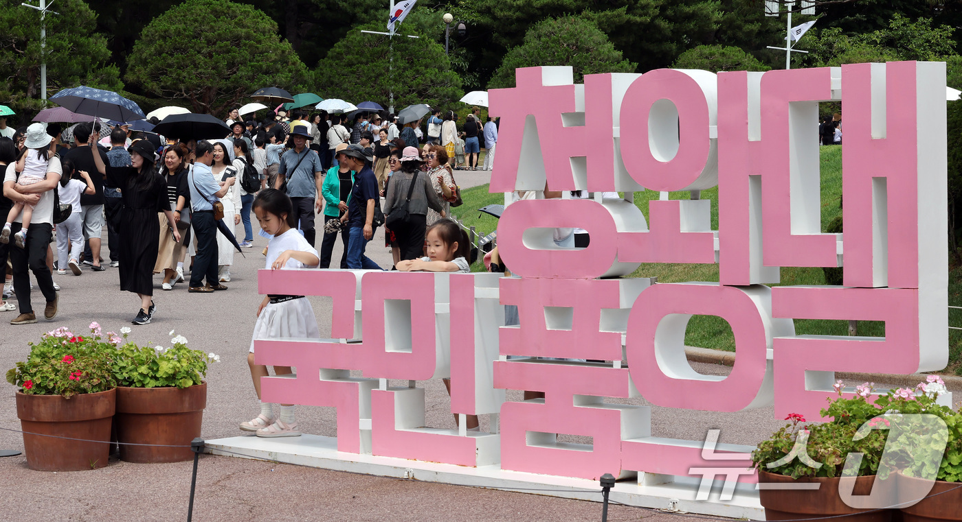 (서울=뉴스1) 이동해 기자 = 15일 서울 종로구 청와대를 찾은 관람객들이 본관 입장을 위해 줄을 서고 있다. 2025.6.15/뉴스1