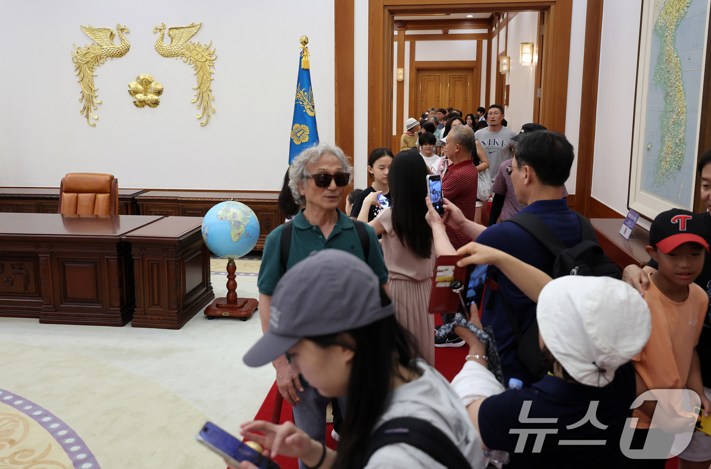 (서울=뉴스1) 이동해 기자 = 15일 서울 종로구 청와대를 찾은 관람객들이 본관 내부 대통령 집무실을 관람하고 있다. 2025.6.15/뉴스1