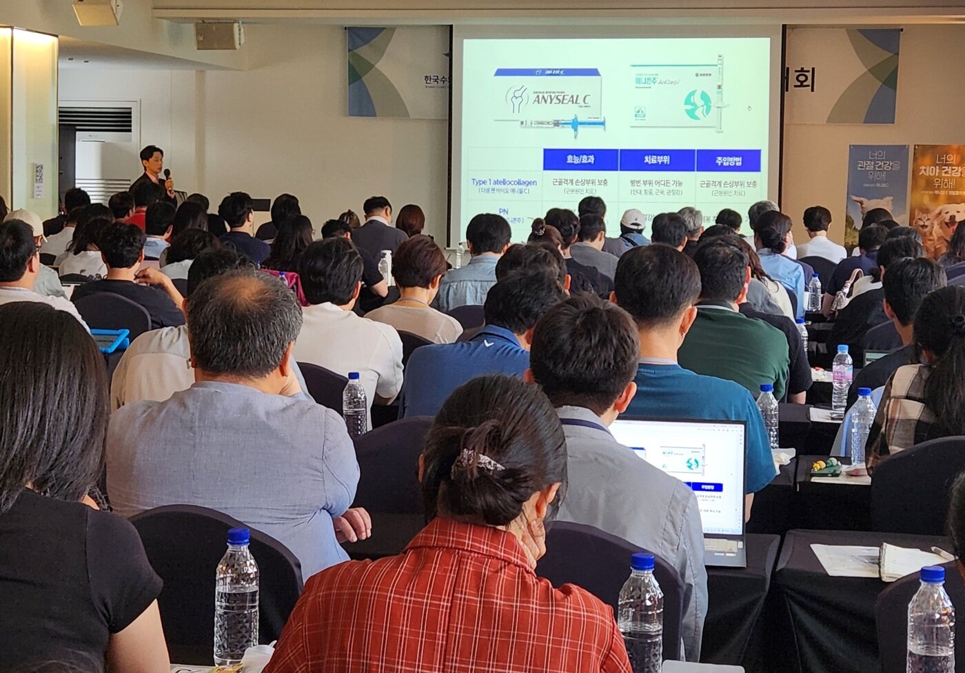 본문 이미지 - 김일천 마디마디 신경외과병원 원장이 관절주사 애니씰C, 애니콘주를 소개하고 있다. ⓒ 뉴스1 한송아 기자