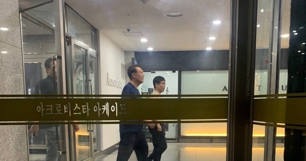 아크로 상가서 尹 마주친 알바생 "어이없다…저번엔 김XX도 봤다"