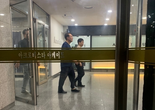 尹 마주친 알바생 "어이없다…저번엔 김XX도 봤다"