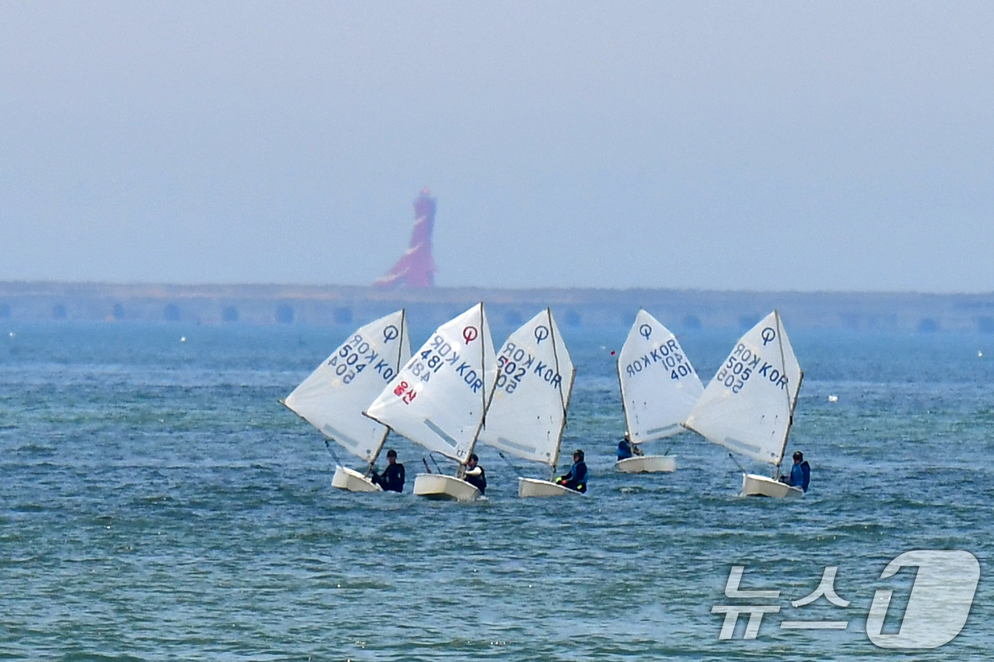 (포항=뉴스1) 최창호 기자 = 15일 경북 포항시 북구 영일대해수욕장 앞 바다에서 열린 2025 포항시장배 세일링 챔피언십 대회에서 선수들이 반환점을 돌고 있다. 2025.6.1 …