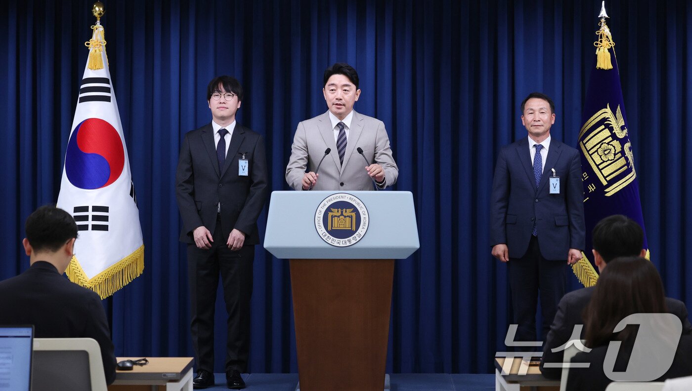 본문 이미지 - 강훈식 대통령 비서실장이 15일 서울 용산구 대통령실 청사에서 인선 관련 브리핑을 하고 있다. 왼쪽부터 하정우 AI 미래기획수석, 강 비서실장, 김현종 국가안보실 1차장. 2025.6.15/뉴스1 ⓒ News1 박지혜 기자
