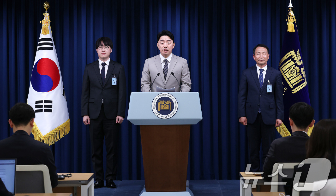 (서울=뉴스1) 박지혜 기자 = 강훈식 대통령 비서실장이 15일 서울 용산구 대통령실 청사에서 인선 관련 브리핑을 하고 있다.이재명 대통령은 이날 국가안보실 1차장에 김현종 전 국 …