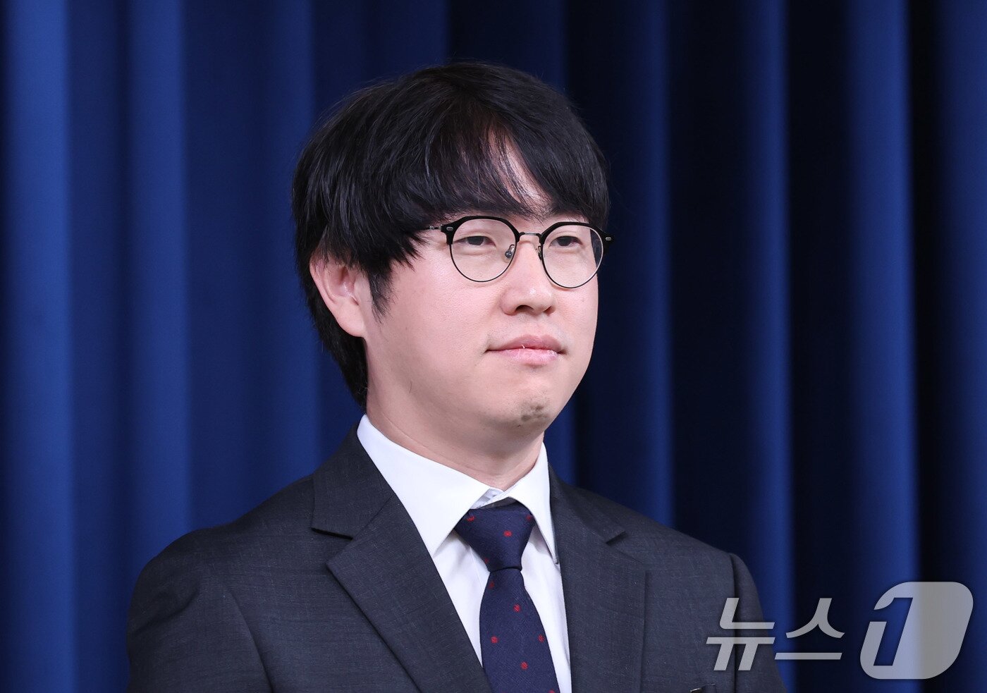 본문 이미지 - 15일 서울 용산구 대통령실 청사에서 열린 인선 관련 브리핑에서 AI 미래기획수석에 임명된 하정우 네이버AI혁신센터장이 참석하고 있다. 2025.6.15/뉴스1 ⓒ News1 박지혜 기자