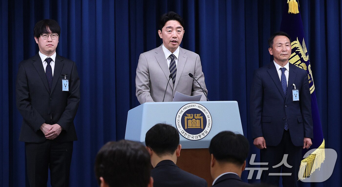 본문 이미지 - 강훈식 대통령 비서실장이 15일 서울 용산구 대통령실 청사에서 인선 관련 브리핑을 하고 있다. 왼쪽부터 하정우 AI 미래기획수석, 강 비서실장, 김현종 국가안보실 1차장. 2025.6.15/뉴스1 ⓒ News1 박지혜 기자