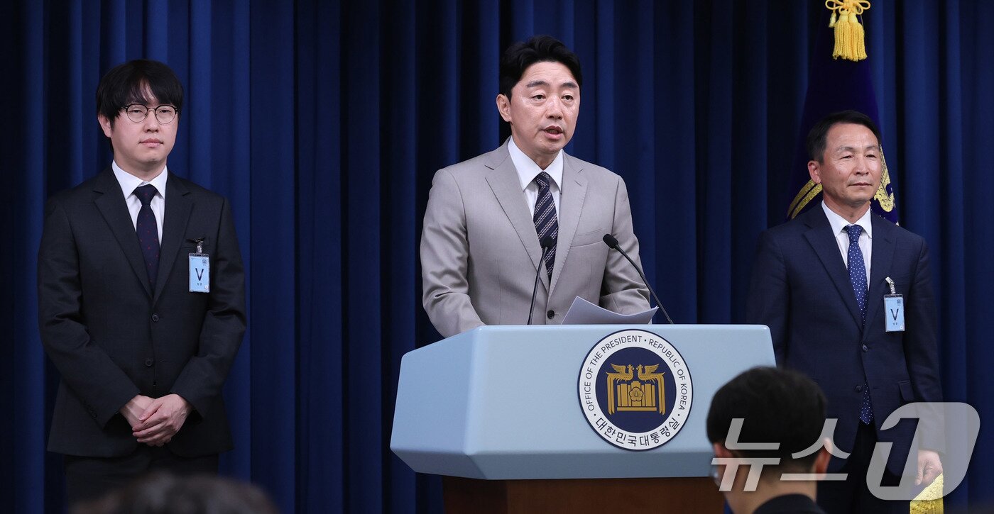 본문 이미지 - 강훈식 대통령 비서실장이 15일 서울 용산구 대통령실 청사에서 인선 관련 브리핑을 하고 있다. 왼쪽부터 하정우 AI 미래기획수석, 강 비서실장, 김현종 국가안보실 1차장. 2025.6.15/뉴스1 ⓒ News1 박지혜 기자