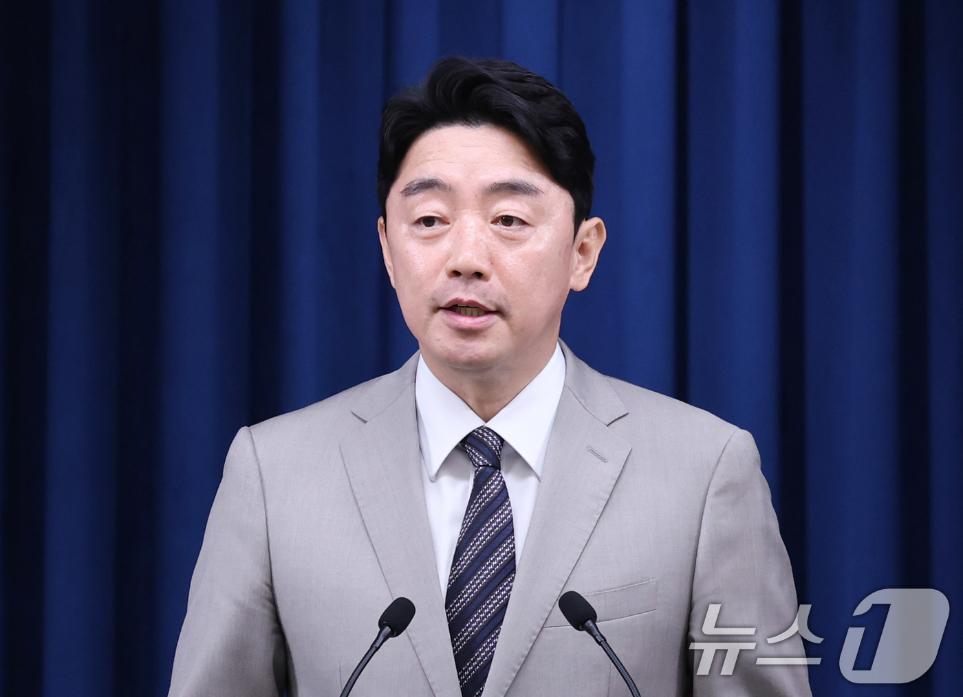 (서울=뉴스1) 박지혜 기자 = 강훈식 대통령 비서실장이 15일 서울 용산구 대통령실 청사에서 인선 관련 브리핑을 하고 있다.  2025.6.15/뉴스1