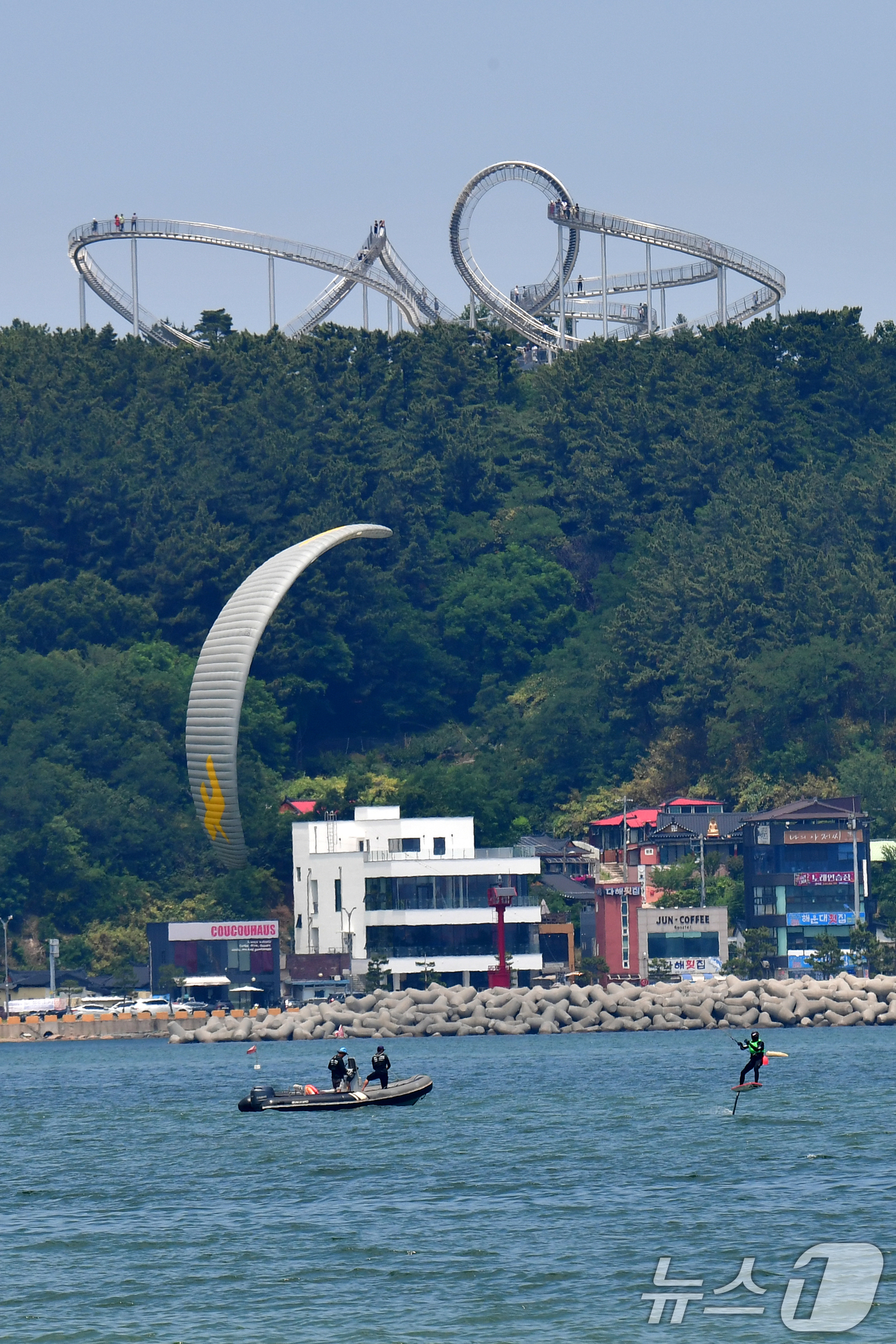 (포항=뉴스1) 최창호 기자 = 15일 경북 포항시 북구 영일대해수욕장 앞 바다에서 열린 2025 포항시장배 세일링 챔피언십 대회에서 선수들이 반환점을 돌고 있다. 2025.6.1 …