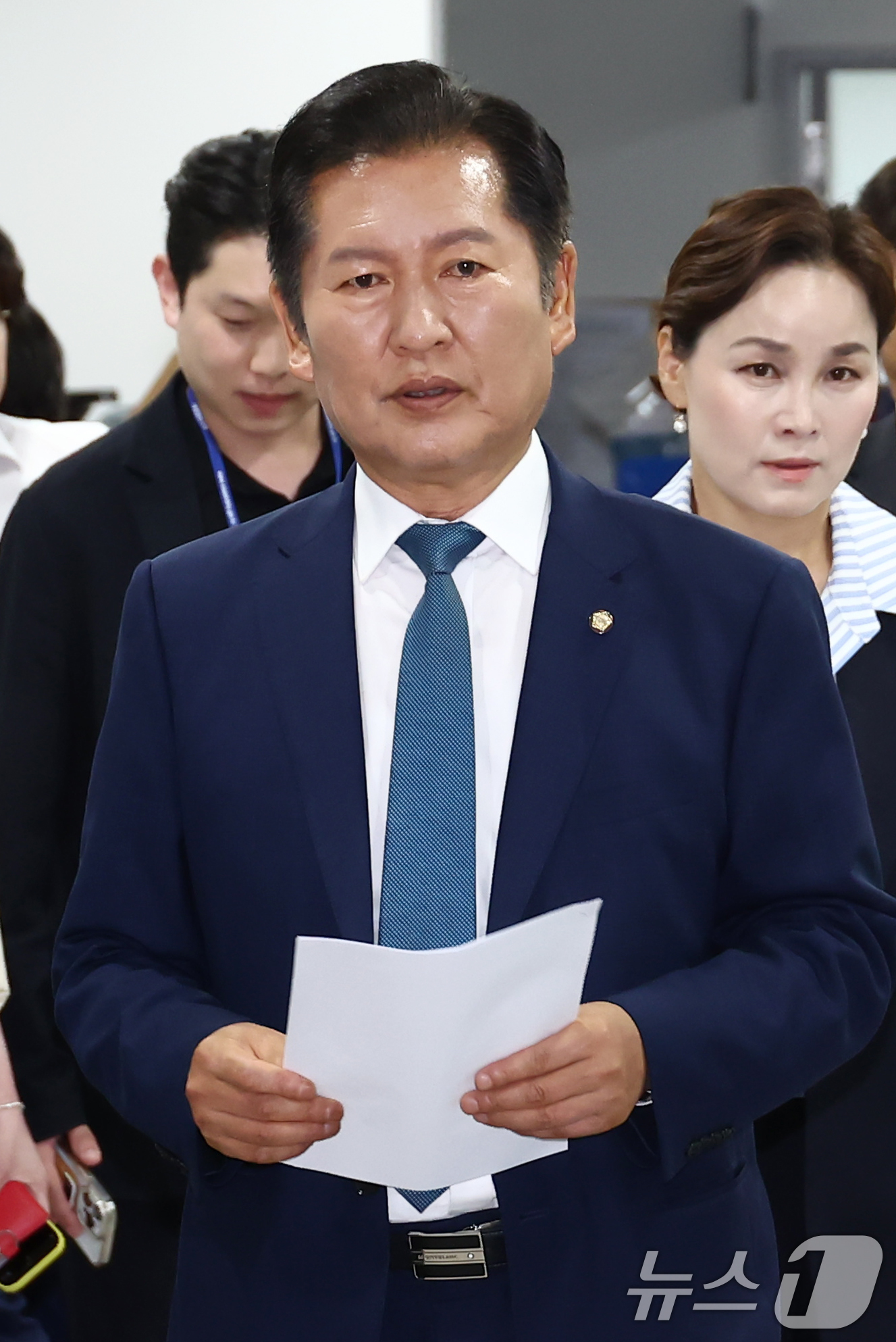 (서울=뉴스1) 김민지 기자 = 정청래 더불어민주당 의원이 15일 오후 서울 여의도 국회 소통관에서 당대표 출마 선언 기자회견을 하기 위해 입장하고 있다. 2025.6.15/뉴스1 …