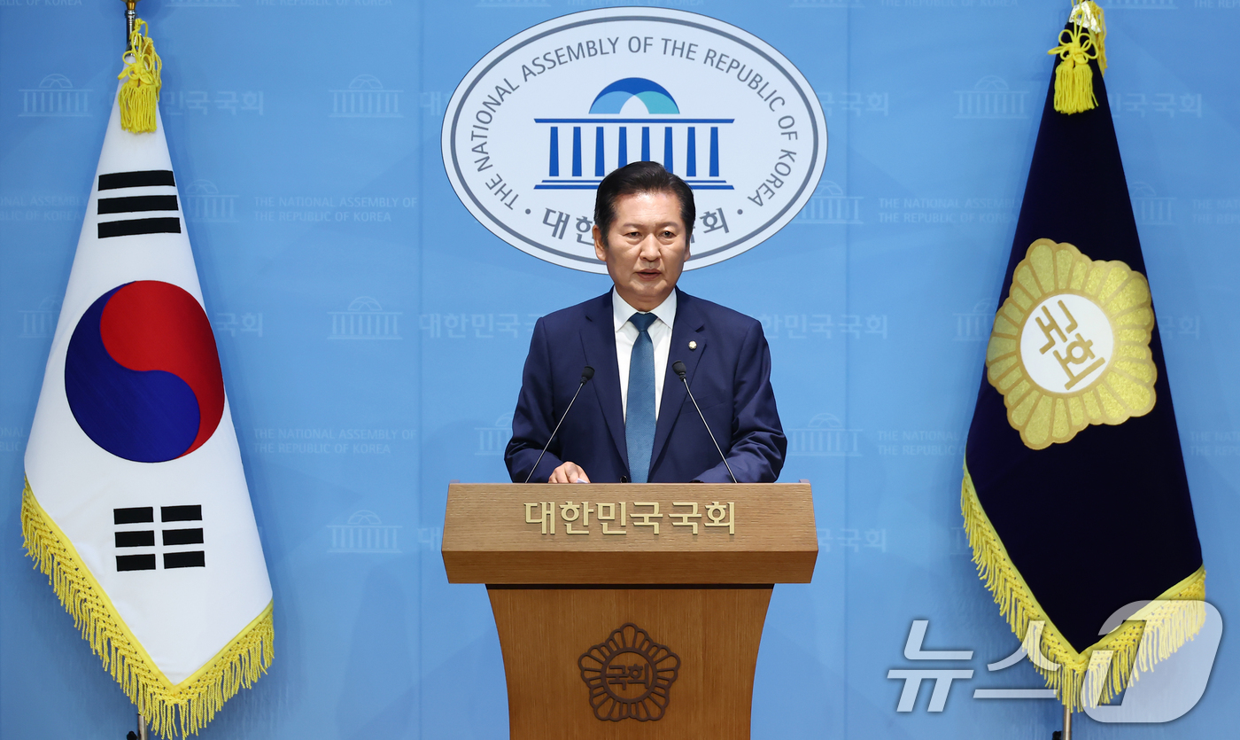 (서울=뉴스1) 김민지 기자 = 정청래 더불어민주당 의원이 15일 오후 서울 여의도 국회 소통관에서 당대표 출마 선언 기자회견을 하고 있다. 2025.6.15/뉴스1