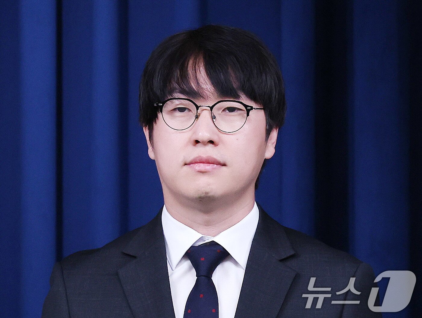 본문 이미지 - 15일 서울 용산구 대통령실 청사에서 열린 인선 관련 브리핑에서 AI 미래기획수석에 임명된 하정우 네이버AI혁신센터장이 참석하고 있다. 2025.6.15/뉴스1 ⓒ News1 박지혜 기자